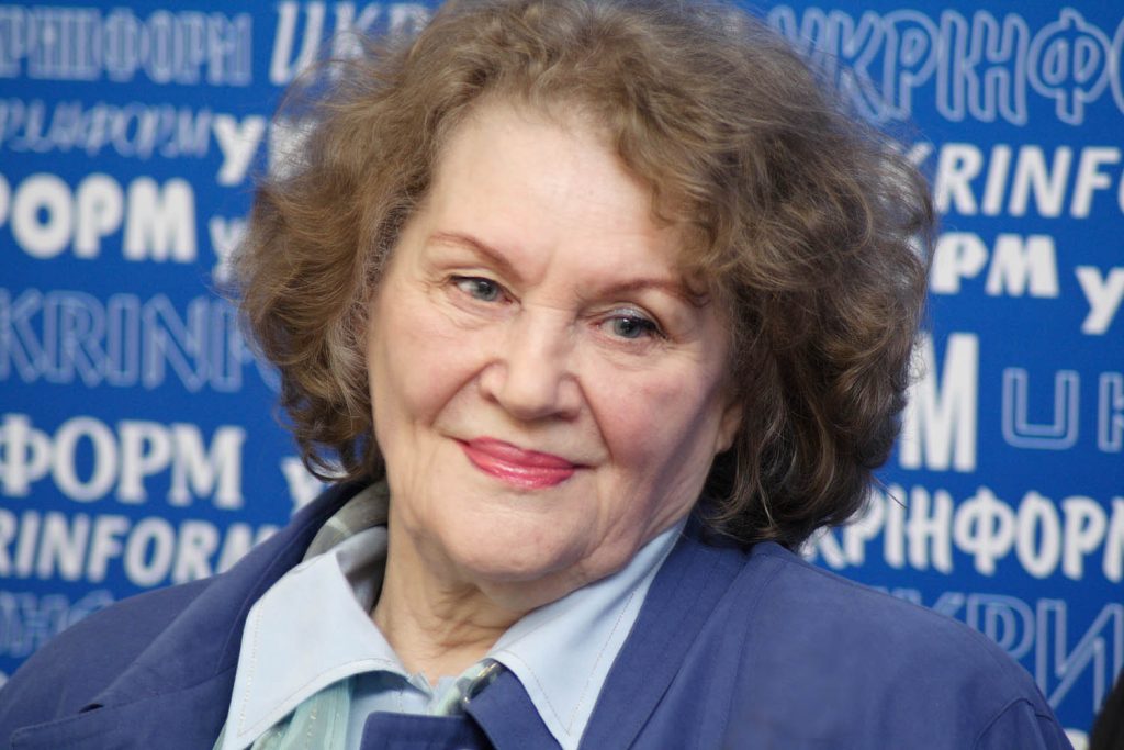 Ліна Костенко Біографія: Життя, Творчість та Вплив на Українську Літературу