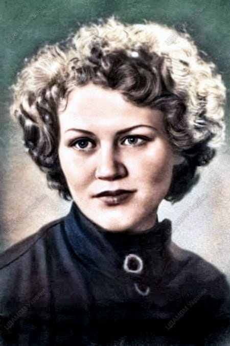 Ліна Костенко Біографія: Життя, Творчість та Вплив на Українську Літературу